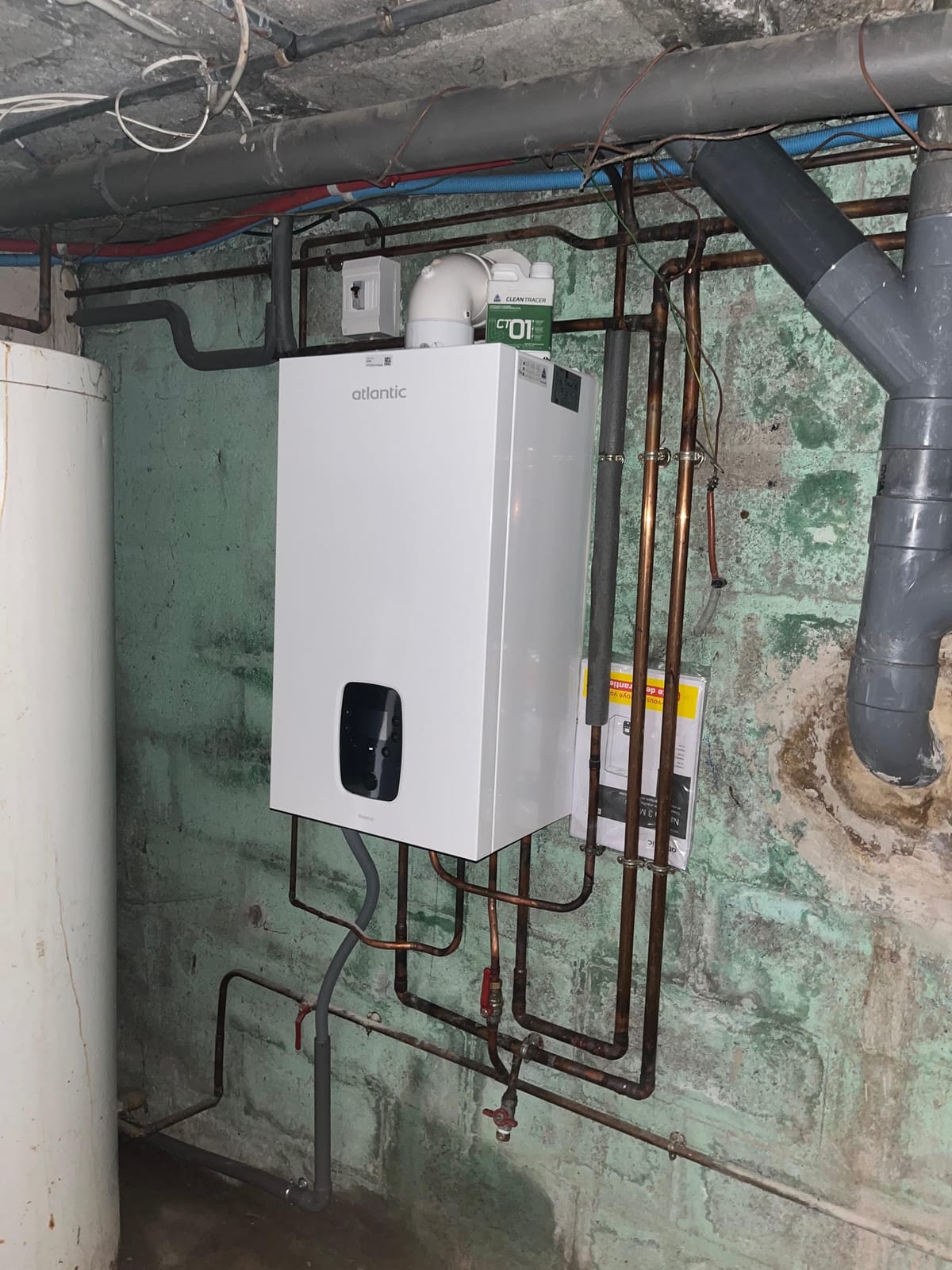 Chaudière murale gaz à condensation raccordée en cuivre dans un sous-sol